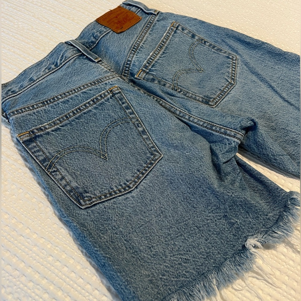 Women’s Levi 501 Mid Thigh Short Size 24 in Luxor Street Wash